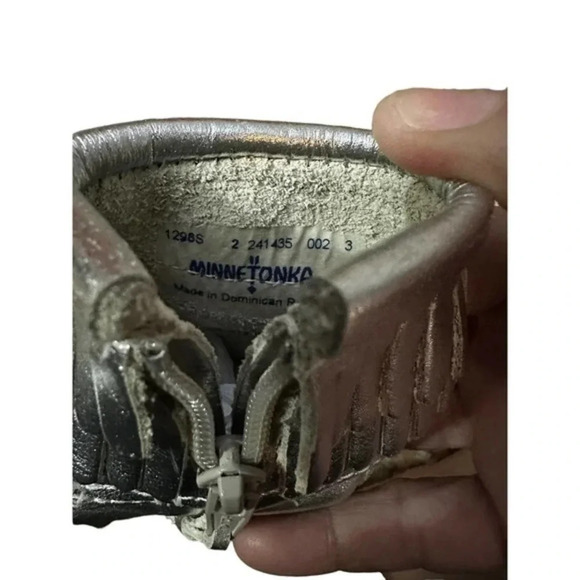 Minnetonka Girls Leather Round Toe Layered Fringe Ankle Boots Silver Size 3‎ - Picture 6 of 7